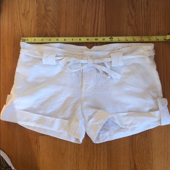 JUICY COUTURE white Linen short Shorts. Women 10 EUC pockets, tie belt cuffed - Picture 8 of 9